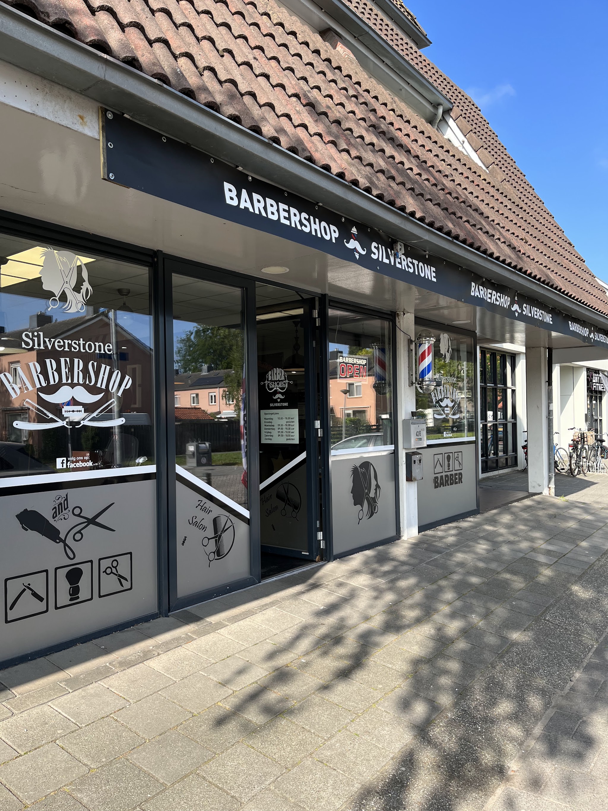 De winkelpui van Barbershop SilverStone aan de Heiligeweg met de barbierspaal