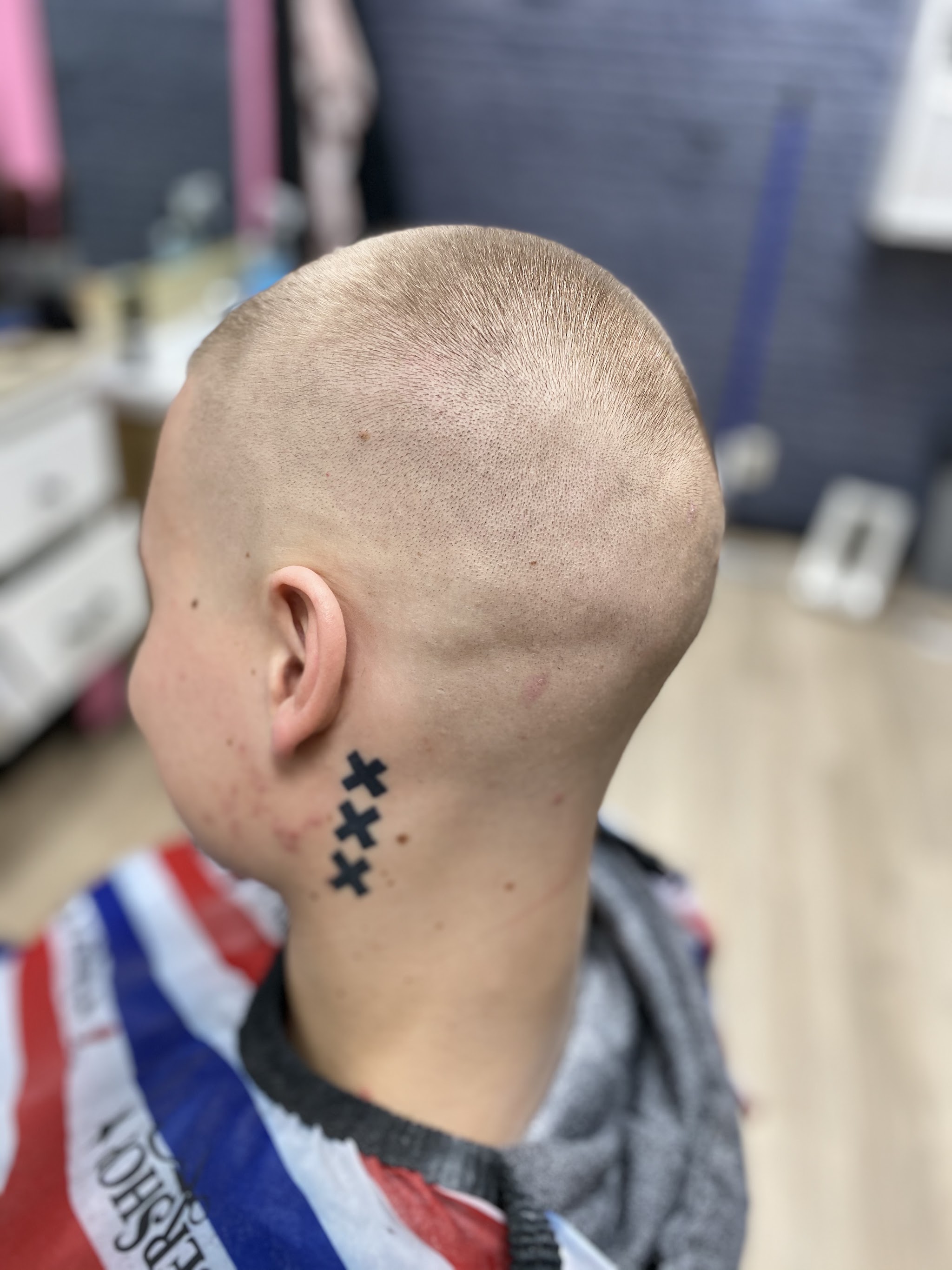 Korte skin fade van achter en opzij gezien
