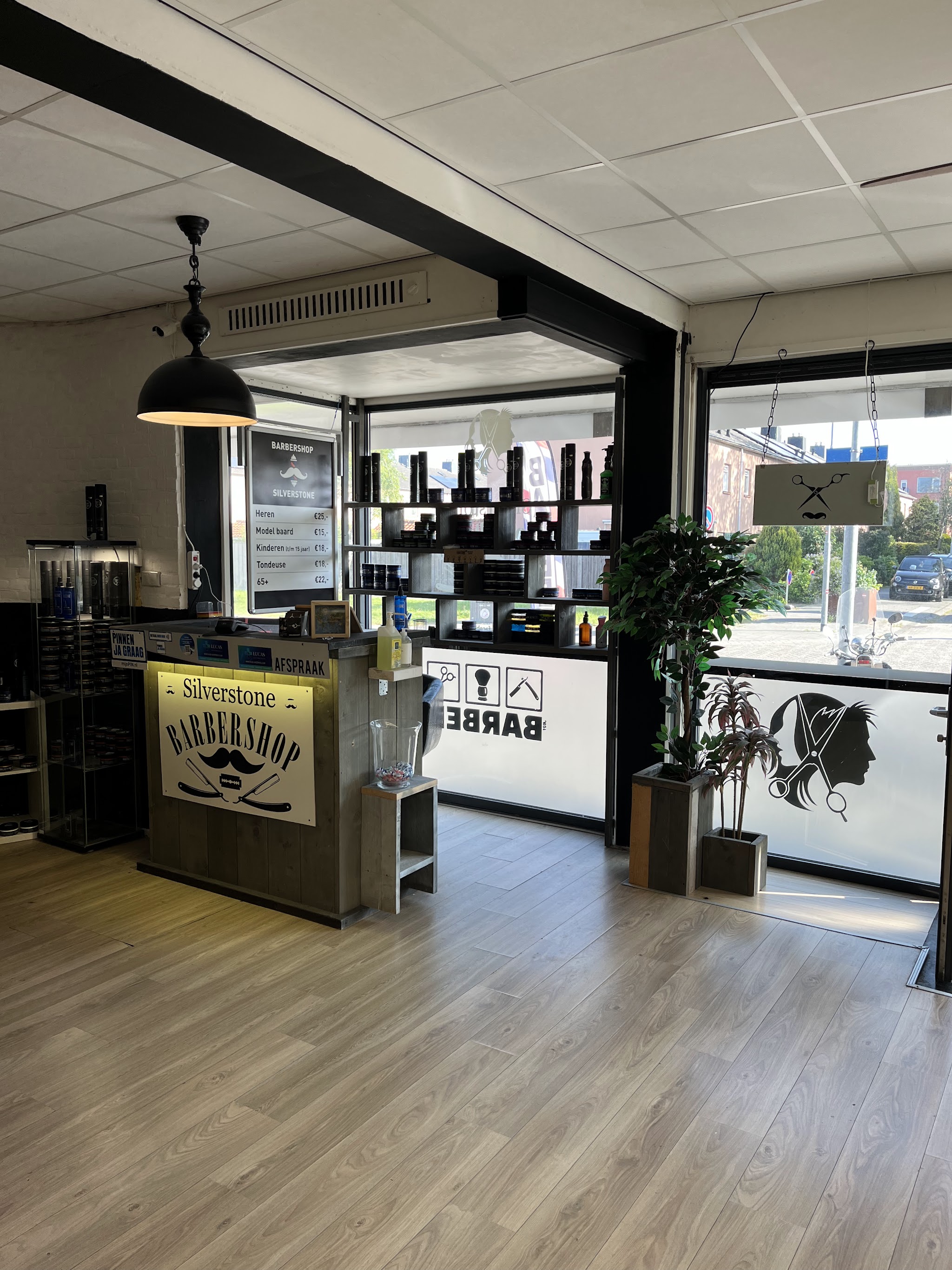 De balie met het verlichte SilverStone-bord en de schappen met producten